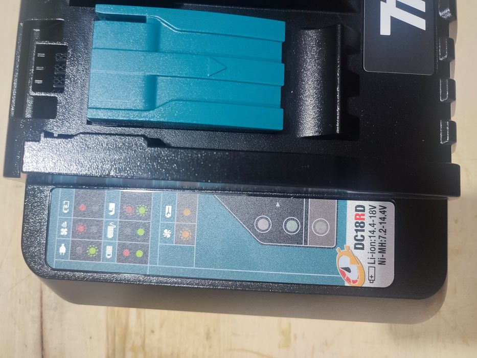 Makita DC18RD  зарядне