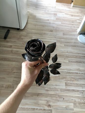 Металева троянда