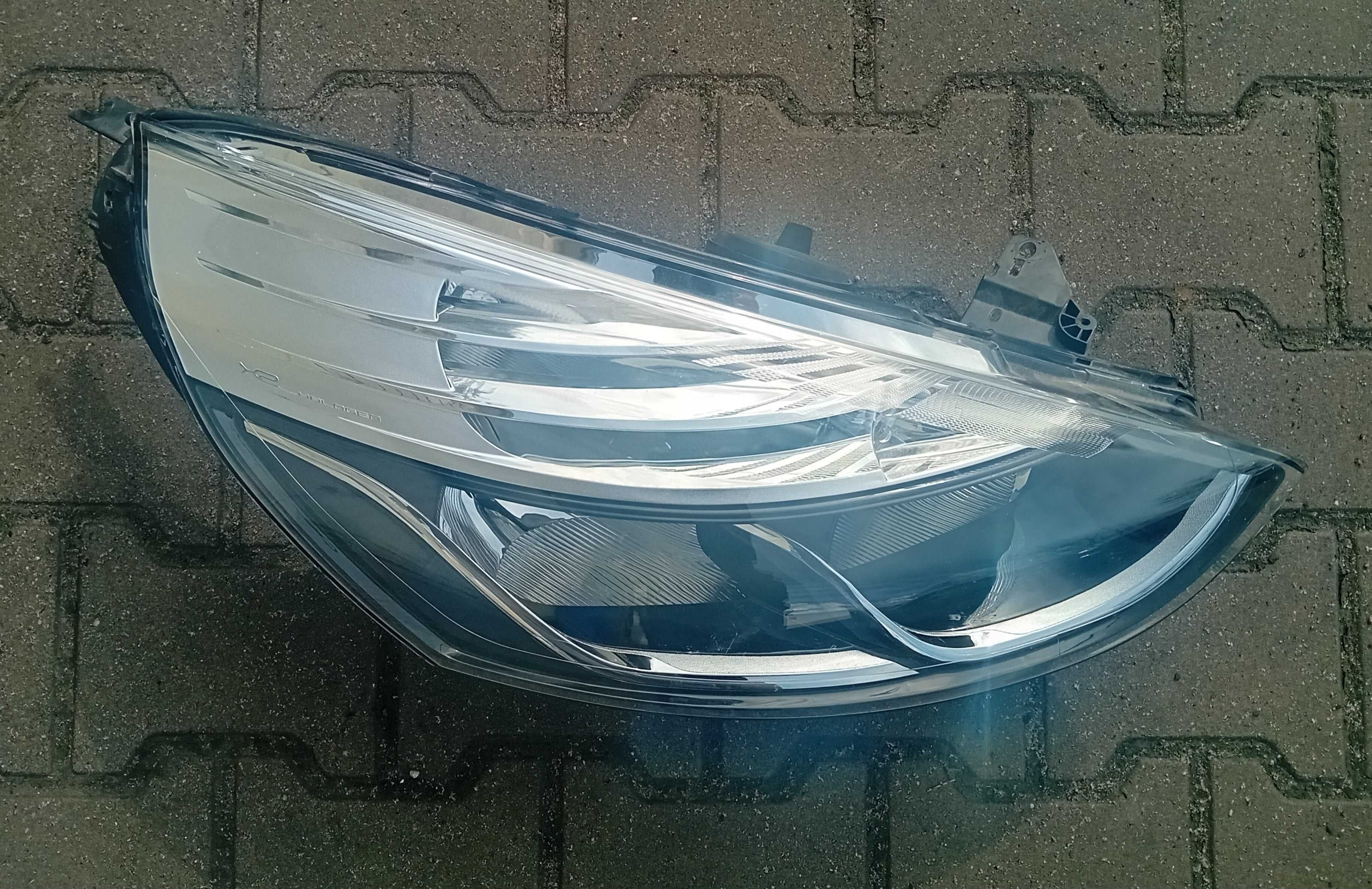 Renault Clio IV reflektor, lampa prawy przód.