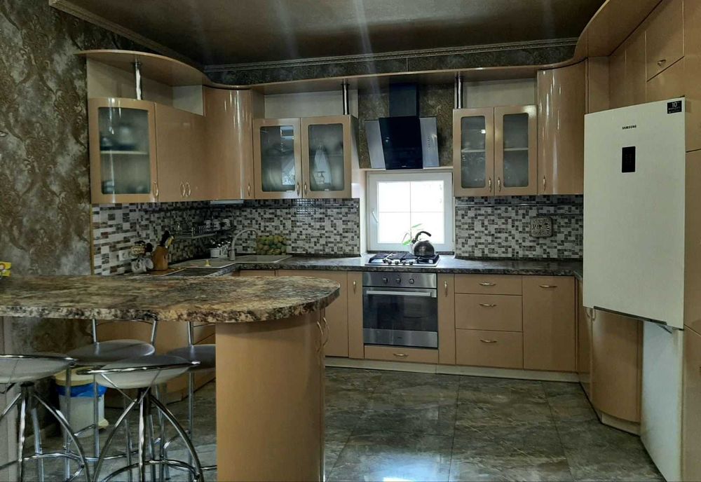 Дом посуточно 280 кв. Сауна, бассейн, бильярд, генератор.