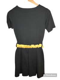Vestido curto preto da Kai-Kai, com cinto amarelo torrado