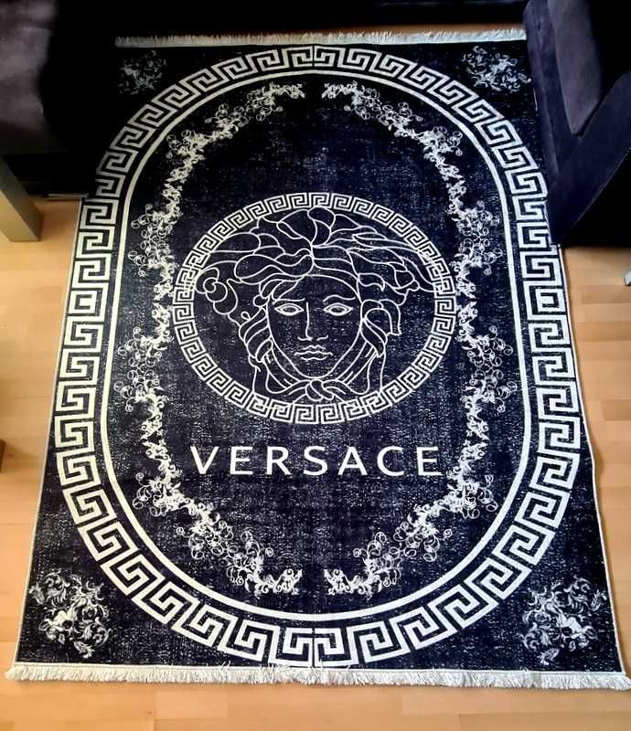 Dywan do salonu duży monogram Versace