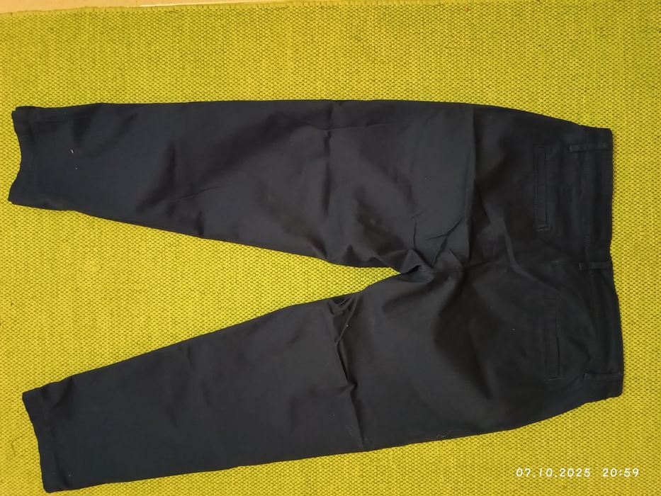 Calça azul de senhora.