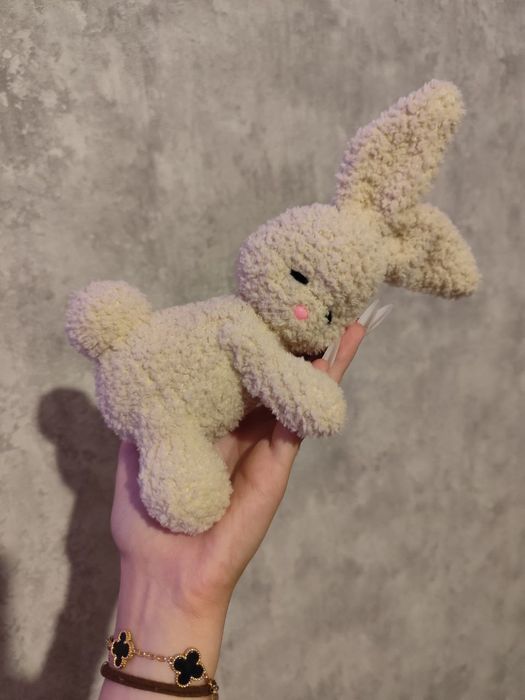 В'язаний кролик ручної роботи