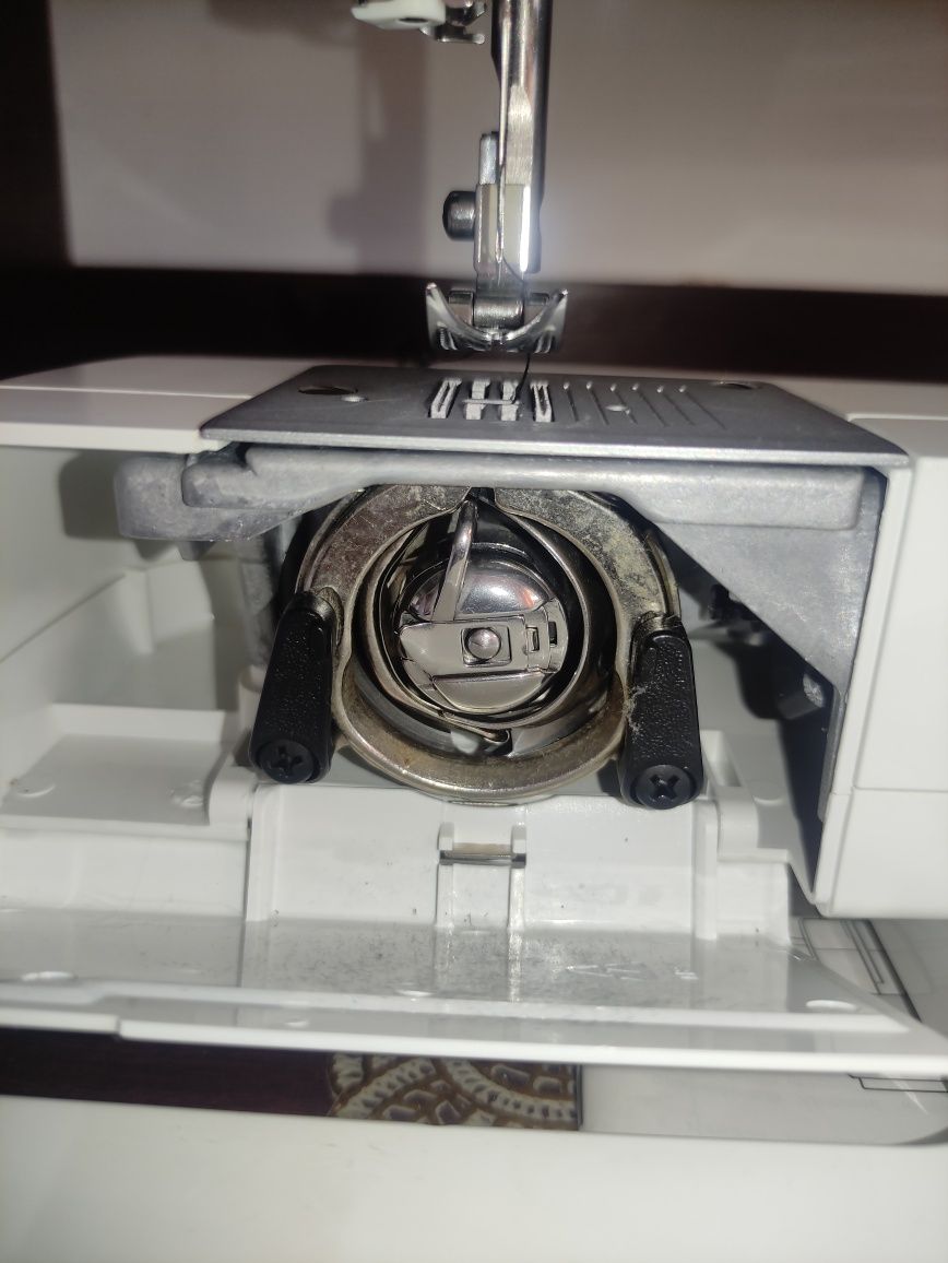 Продаю швейну машинку Minerva M320 – як нова!
