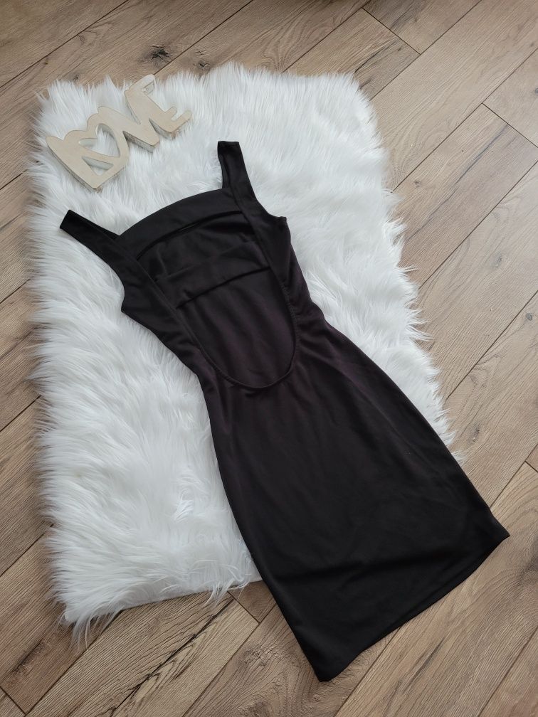 Czarna dopasowana sukienka z wycieciem na plecy xs/s