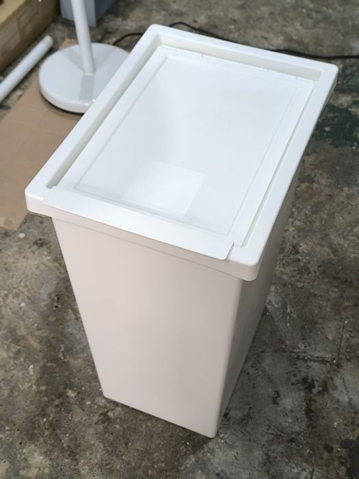 Caixote do lixo com tampa