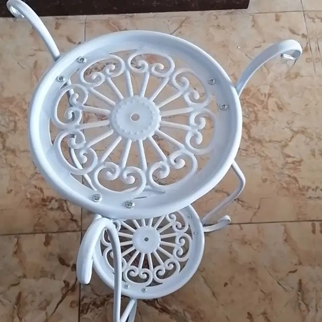 Dwa białe metalowe stojaki na kwiaty vintage retro shabby chic