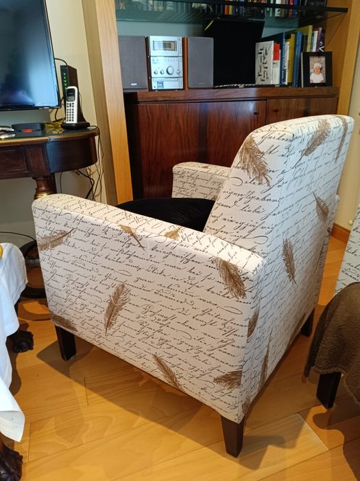 Cadeirões bege e preto