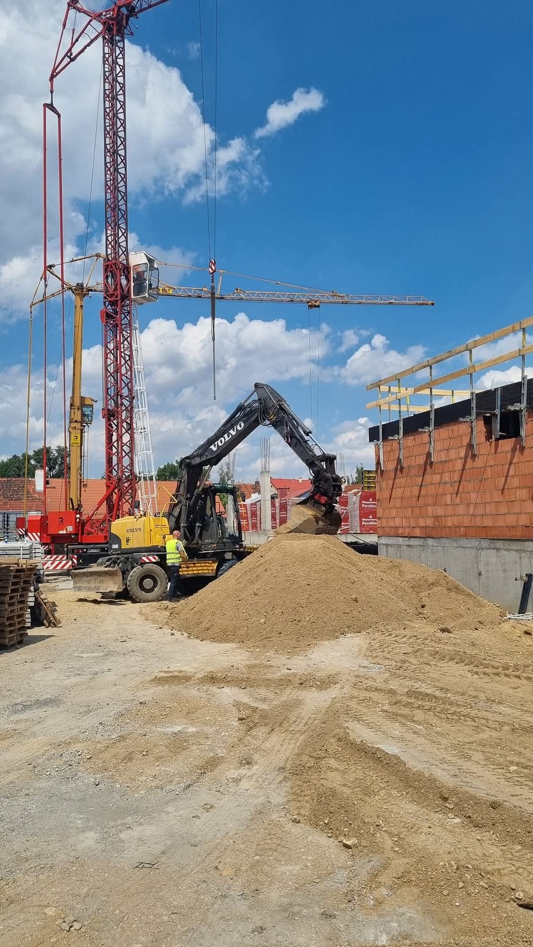 Wynajem wywrotek czterooski 8x6, lawety ciężarowej, koparki kołowe