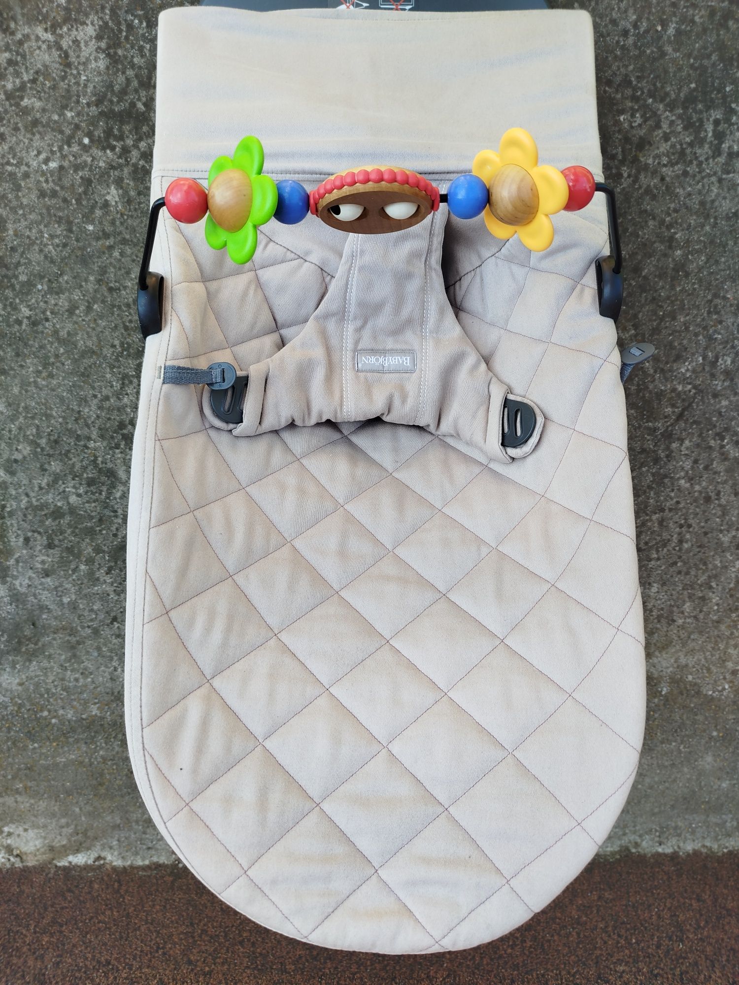 Leżaczek -Bujaczek BabyBjorn beżowy