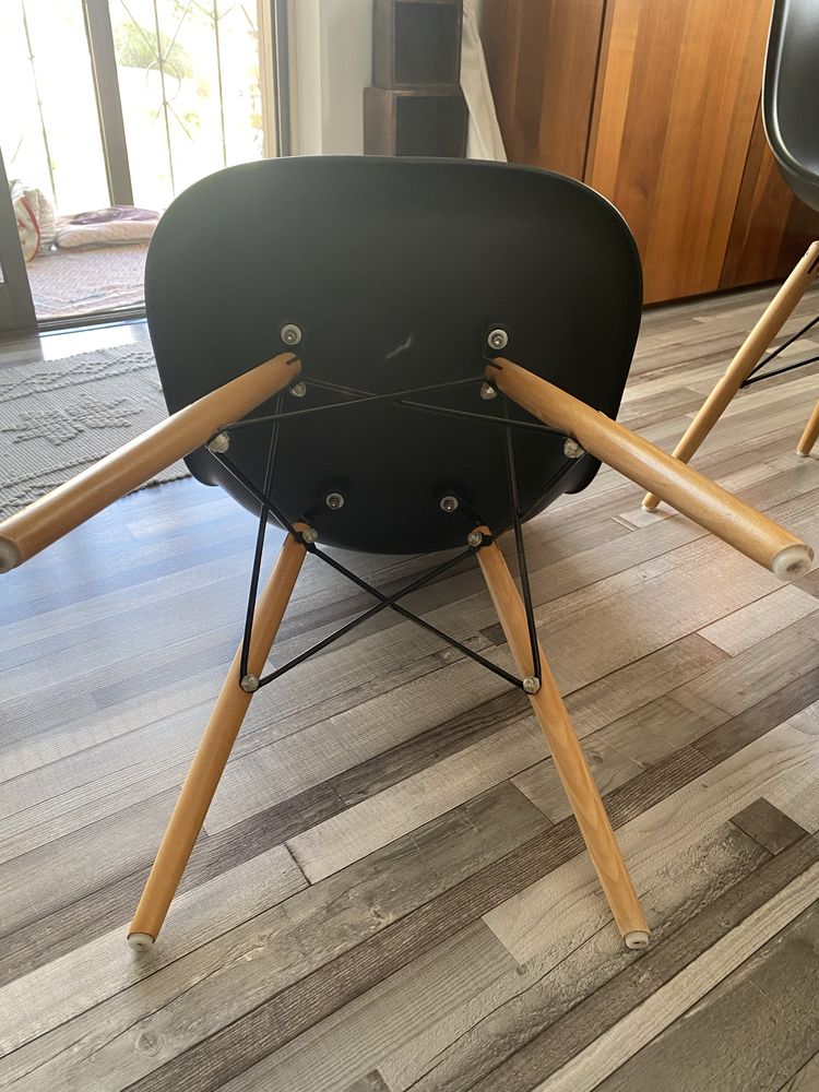 Cadeira pretas usadas tipo nordicas, vendidas em conjunto.