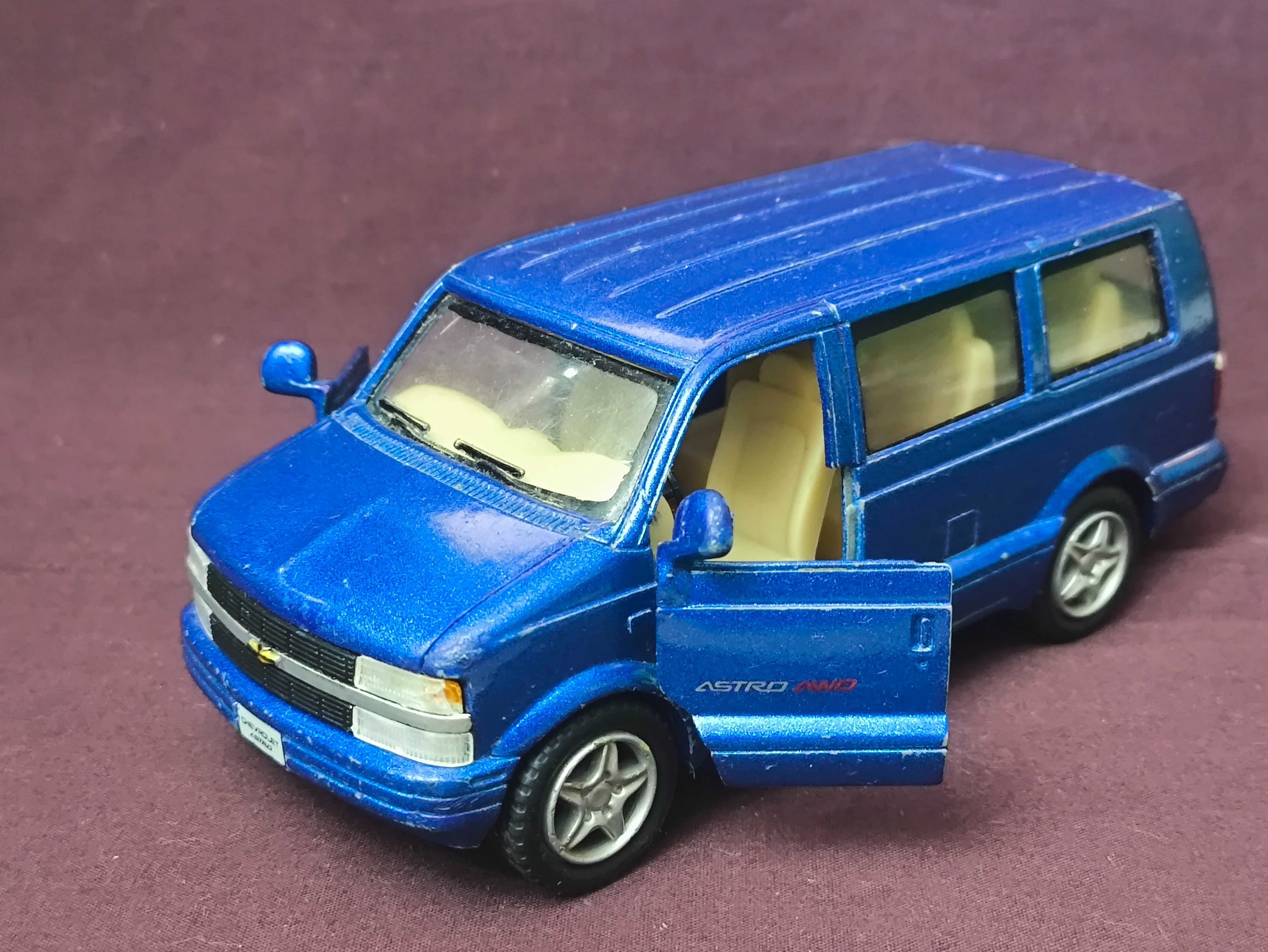 Машинка инерционная Astro Van 2001 1:38 Kinsmart Синяя