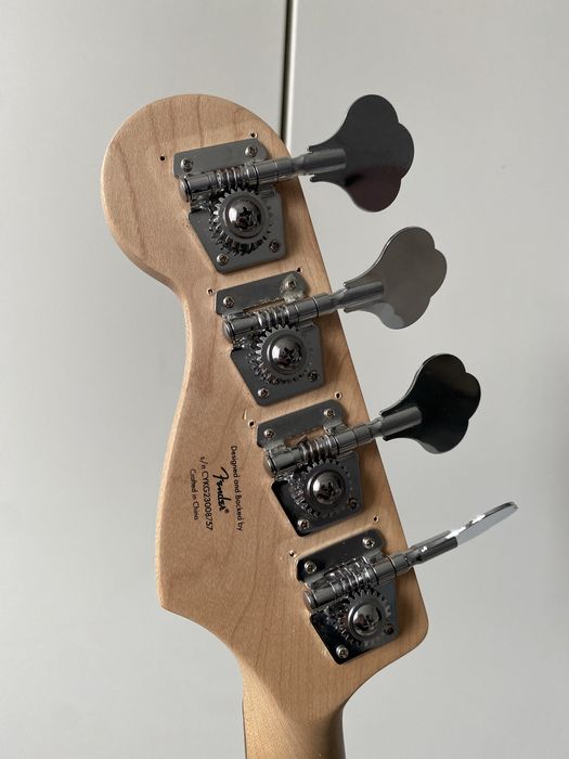 Bas elektryczny Squier Jaguar – czarno-platynowy