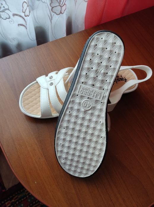 Босоножки женские белые,новые.