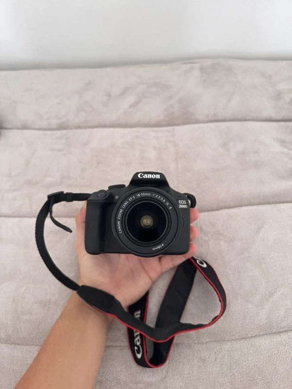 Camera Canon EOS 2000D