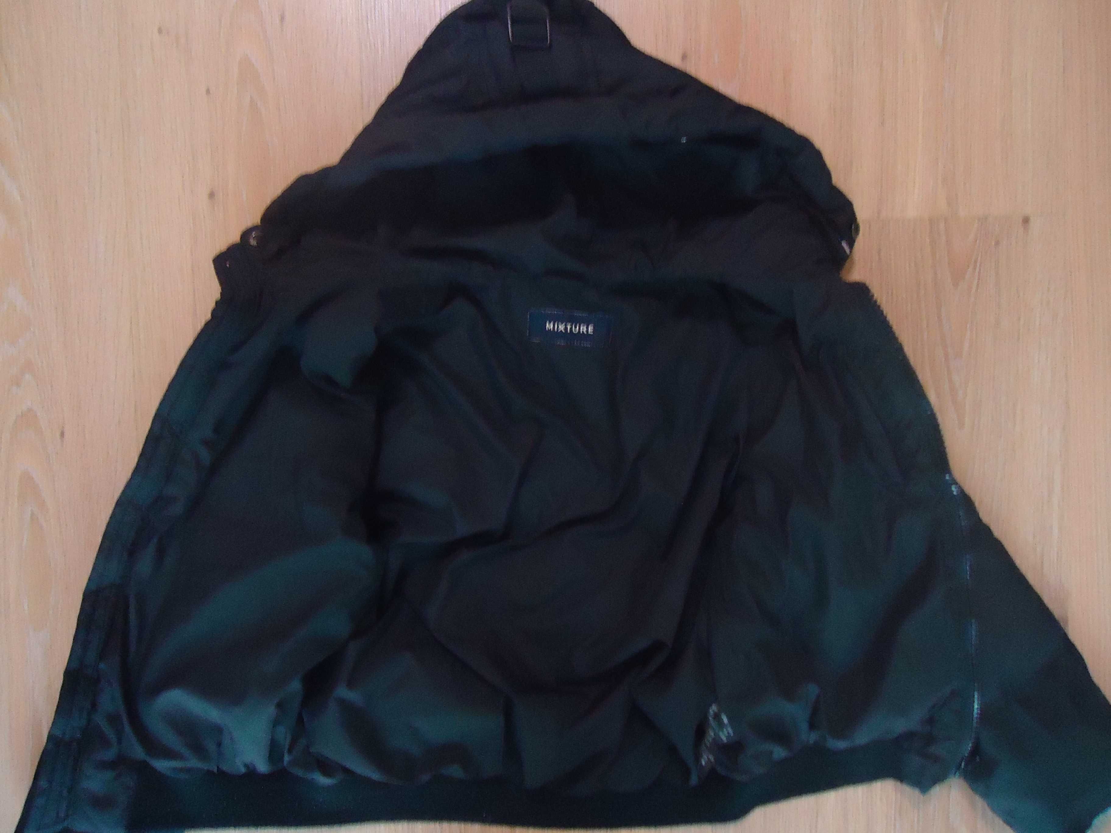 Тёплая красивая демисезонная куртка, на мальчика 8-10 лет, дёшево.