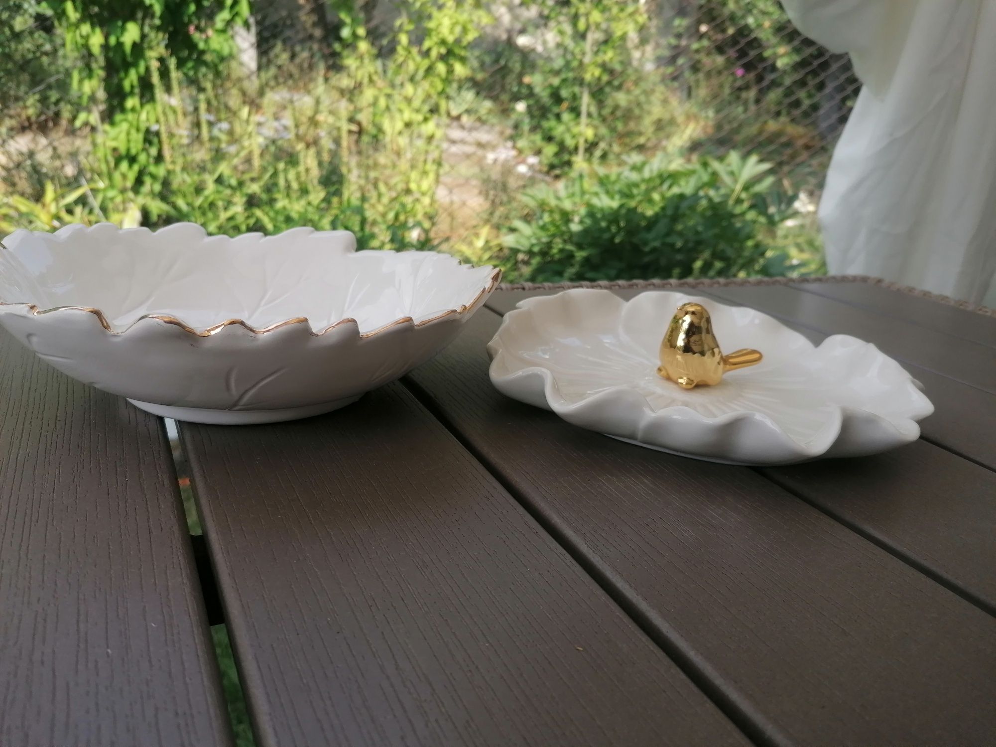 Красивий посуд золота пташка, квiтка, листок.