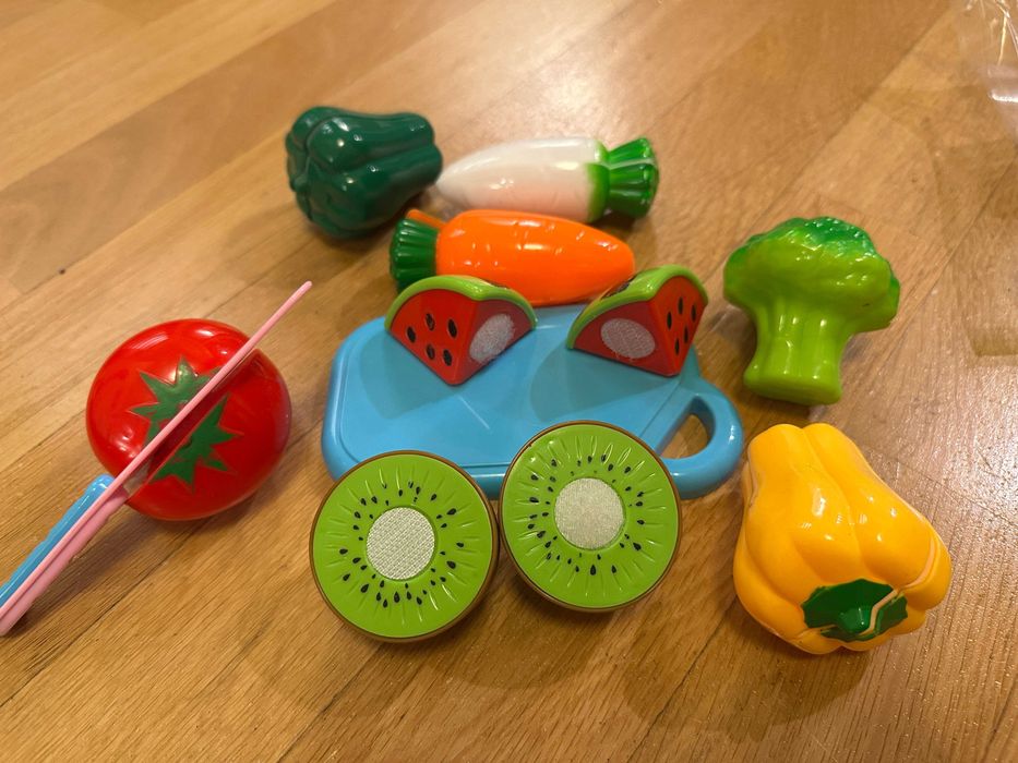 Zestaw plastikowych owoców do krojenia