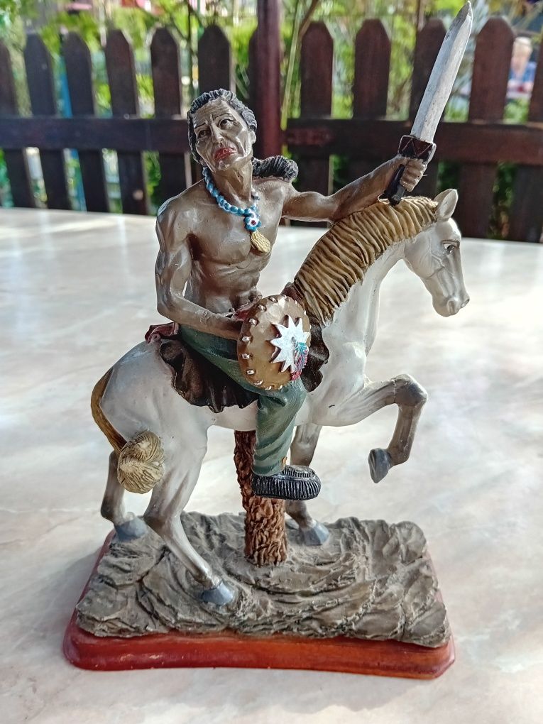 Figurka indianin na koniu