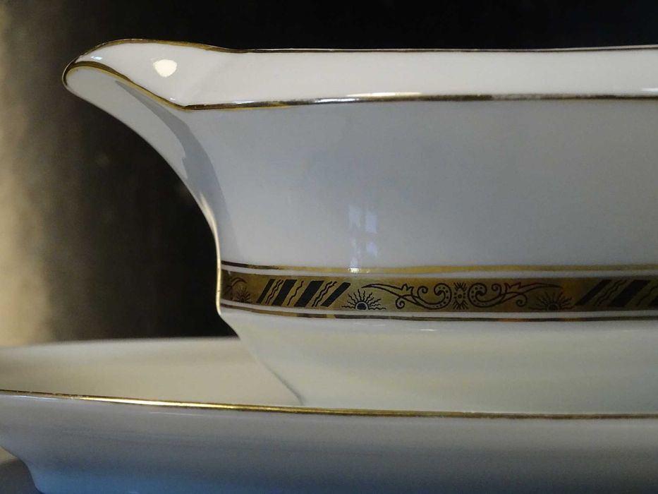 Przedwojenna porcelana Giesche (Katowice): elegancka sosjerka.