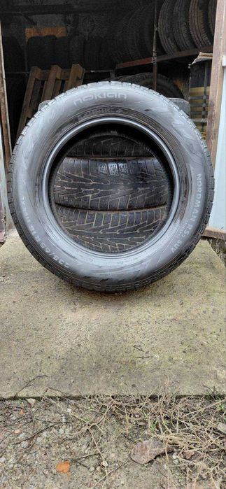 Продам шини NOKIAN 235 65 r18, в доброму стані.