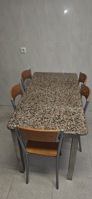Mesa de cozinha em inox e pedra marmore e cadeiras