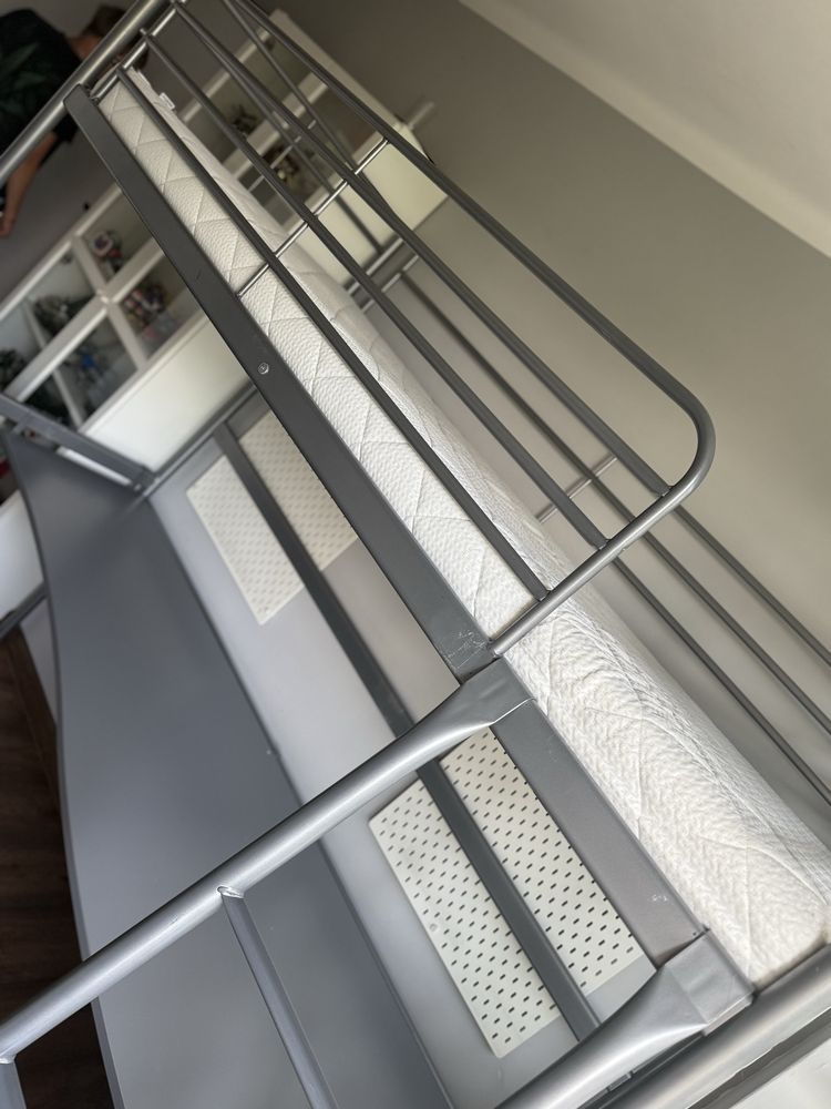 Łóżko piertowe Ikea Svärta wraz z biurkiem i materacem