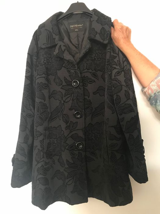 Casaco Preto com Flores em relevo XL