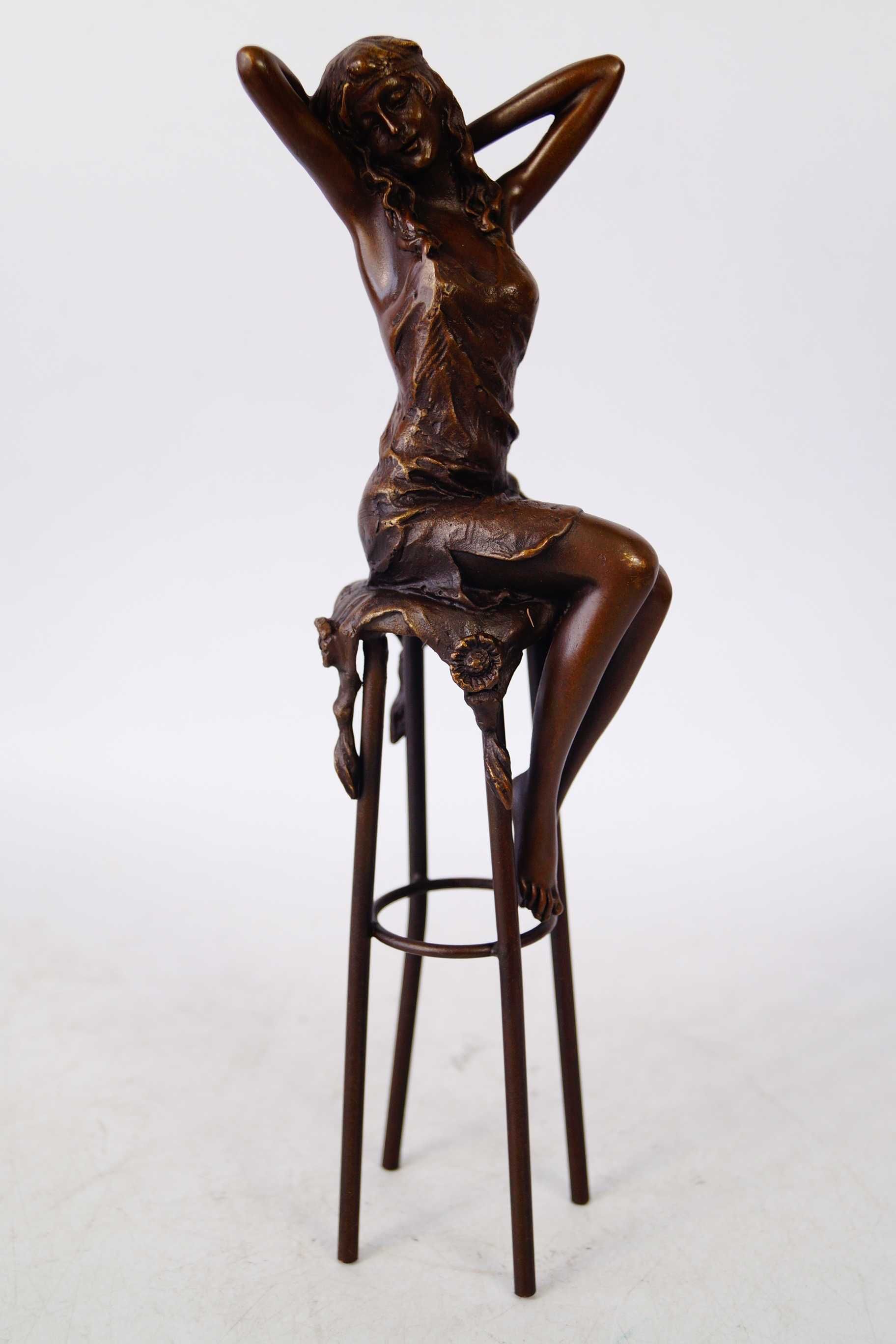 Figura z brązu kobieta na krześle rzeźba piękna Francja