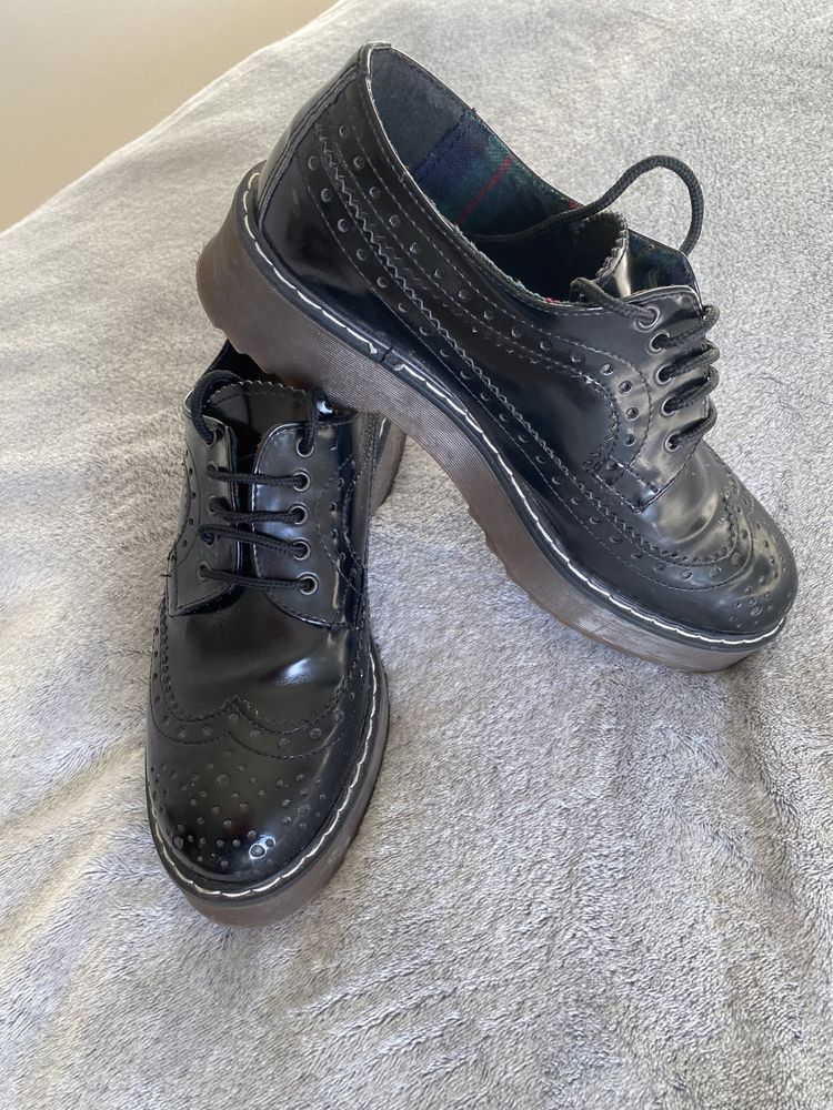 Czarne buty Miroir 38 wzór jak oksfordki i martensy