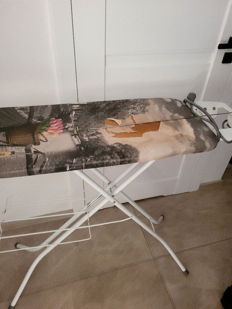 Deska do prasowania z kontaktem i miejscem na stację parowa