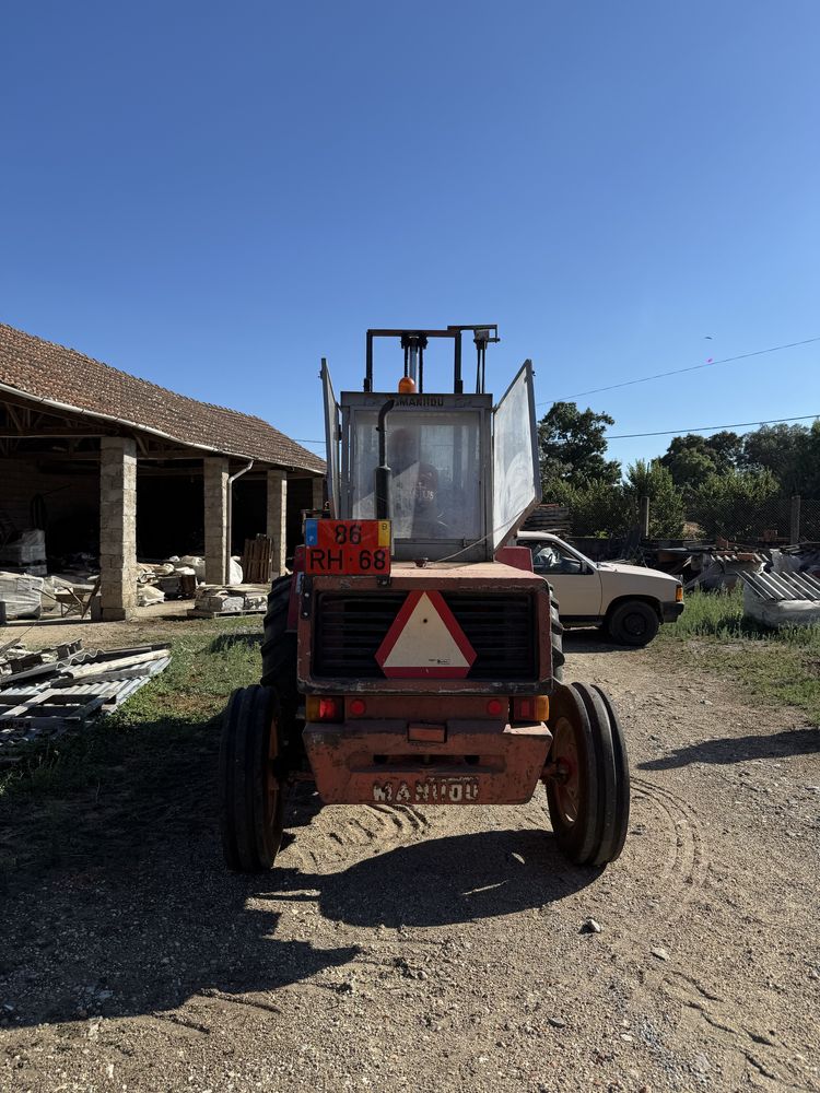 Empilhador Manitou com garfos e balde