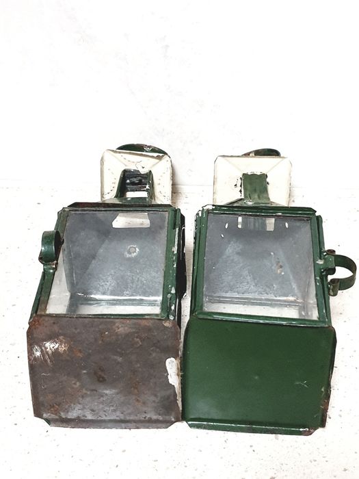 Par de antigas lanternas artesanais em chapa