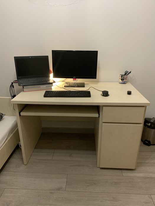 biurko białe solidne