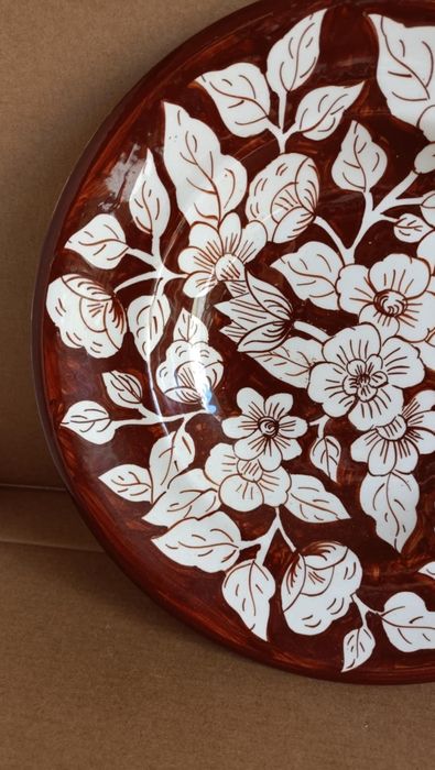 Prato às flores pintado à mão