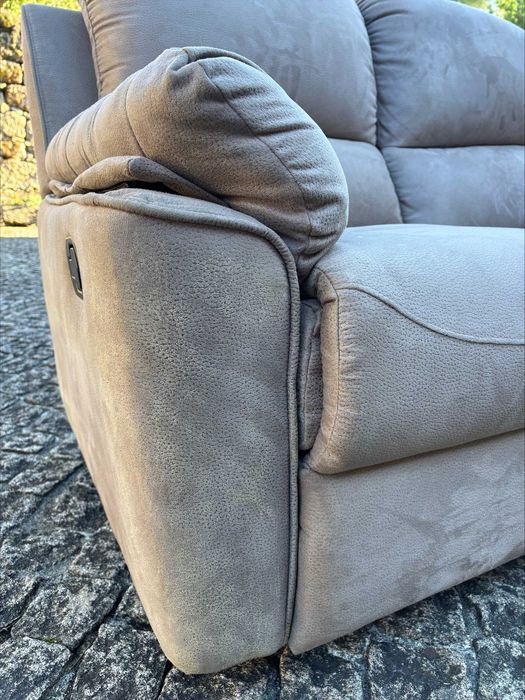 Sofá beje acinzentado de 2 lugares