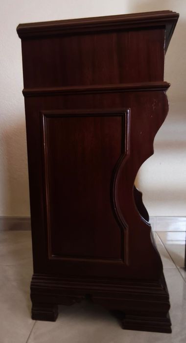 Cama casal e 2 mesas cabeceira