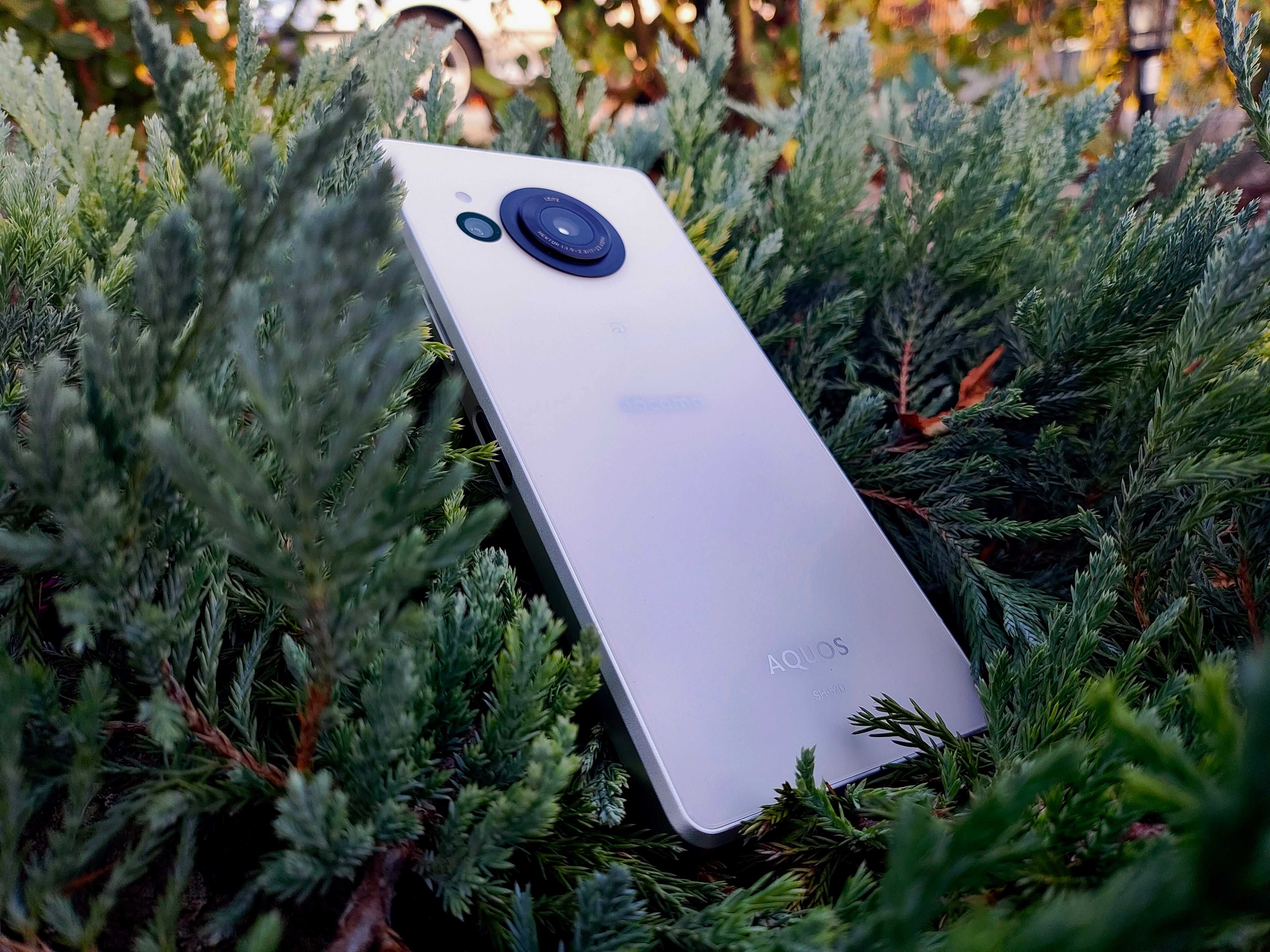 Смартфон компактний Sharp AQUOS R8(2Sim,6,4"240Гц,STD810,IP68,NFC,50mp