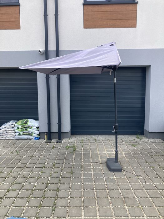 Parasol balkonowy przyscienny Arkea z podstawa betonowa