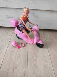 Barbie na skuterze