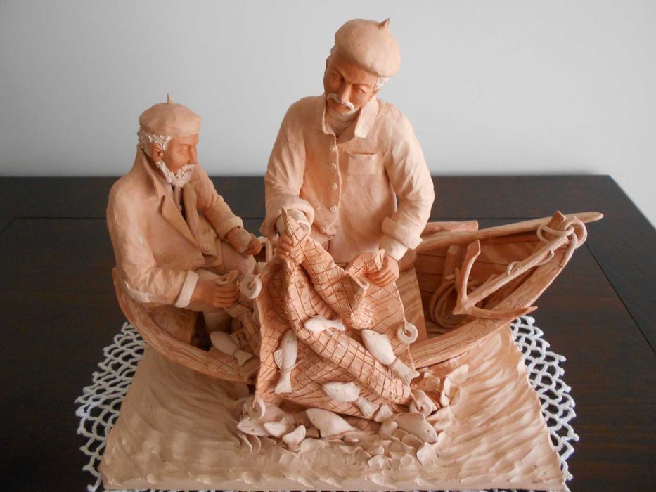 Espetacular peça de cerâmica artesanal "Pescadores", ano de 2002.