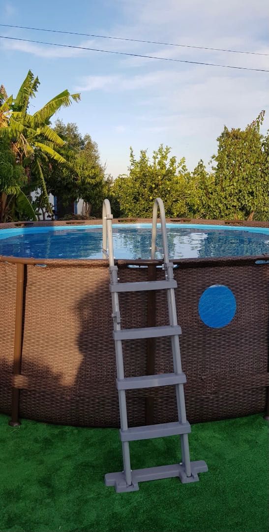 Piscina INTEX / 18000 Litros de Água