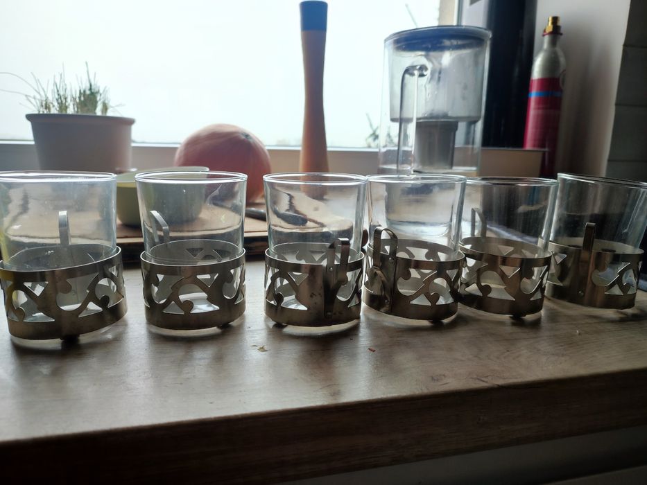 Szklanki w stylu PRL z koszyczkami