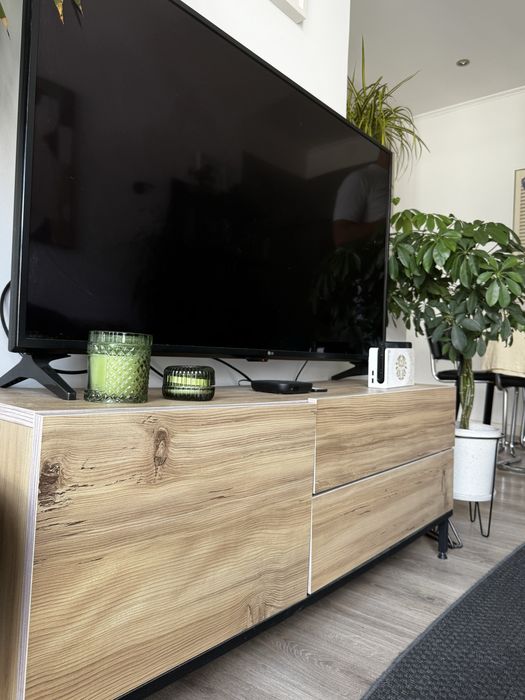 Móvel de TV em madeira clara – estilo moderno