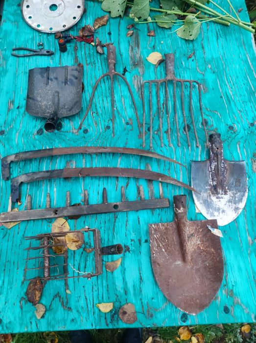 Граблі вила коса плуг сапка