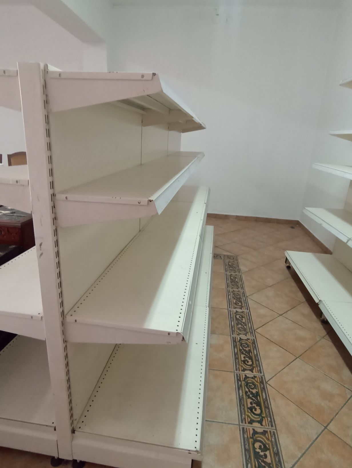 Vendo Estantes metálicas para comércio