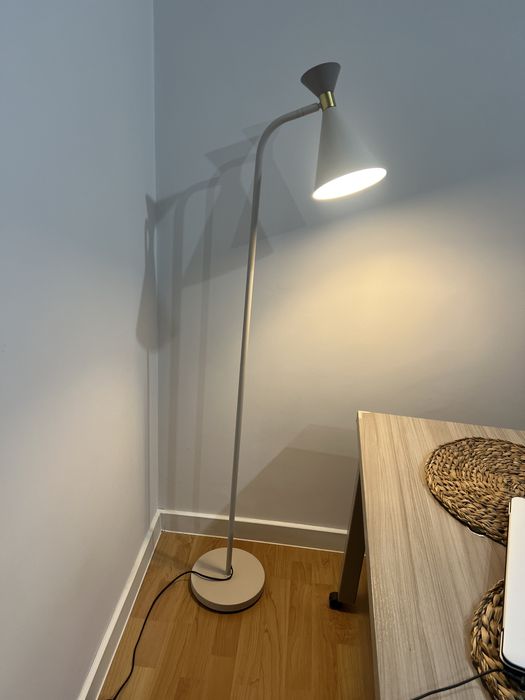 Beżowa kremowa lampka podłogowa lampa Jysk