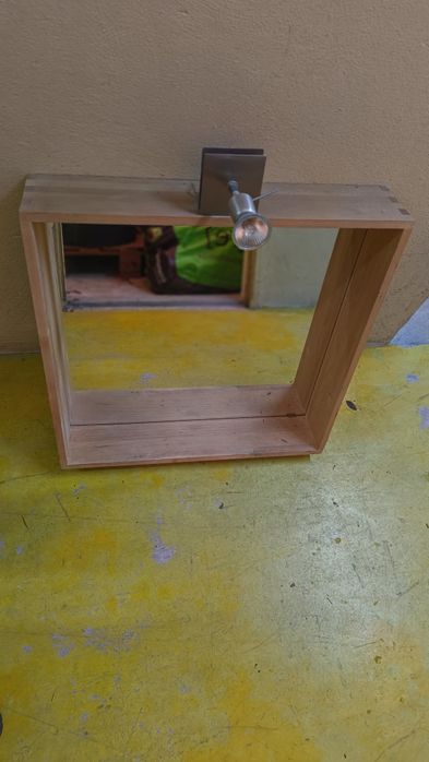 Espelho e gaveta de parede