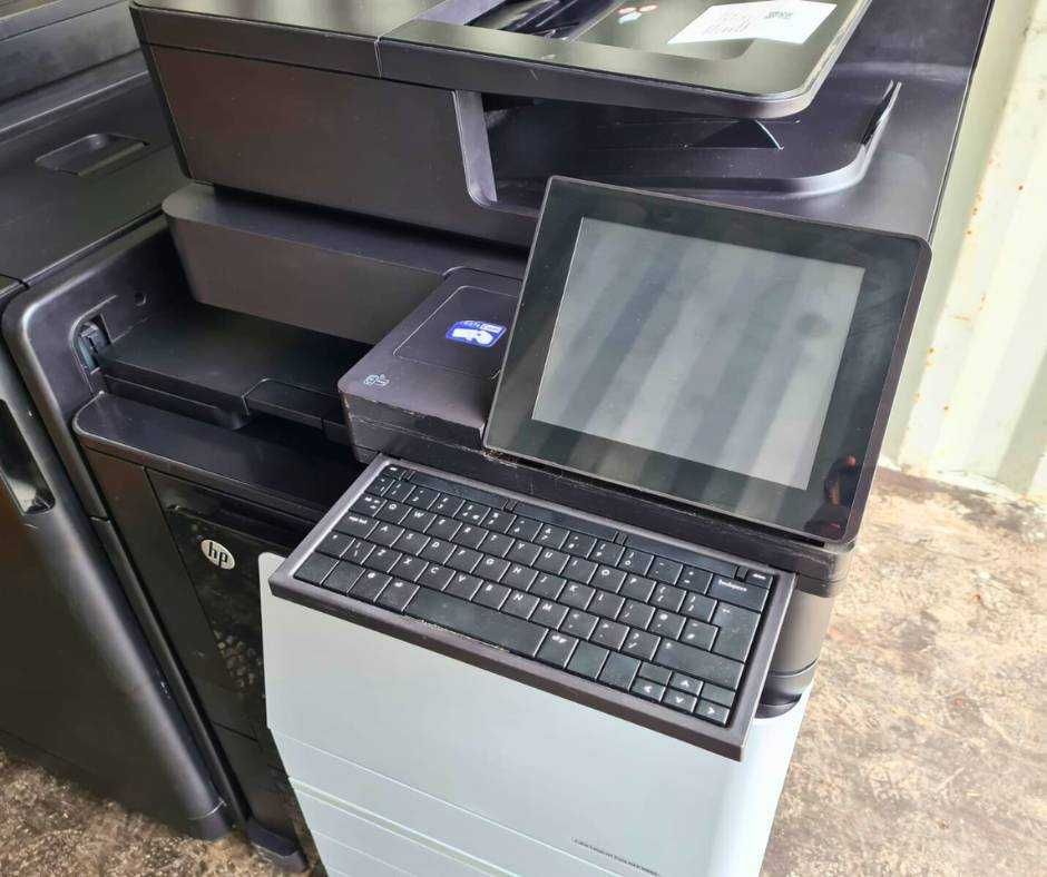 Urządzenie  HP Color LaserJet Enterprise flow M880 + Finisher